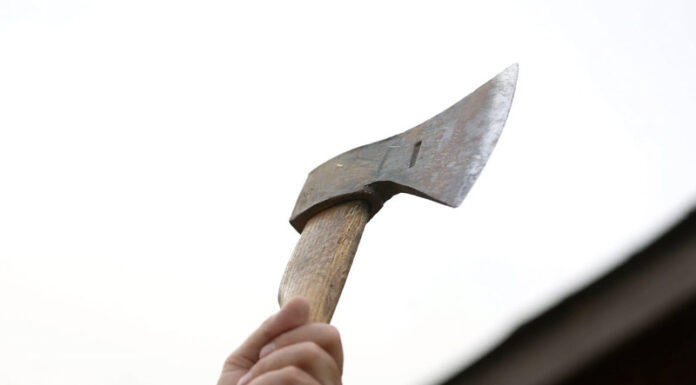 Nouă ani de închisoare pentru că și-a atacat amicul cu un topor