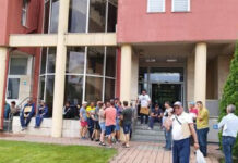 Singurul om care s-a solidarizat cu angajații lăsați pe drumuri, amenințat și cu cererea de concediu ruptă de șeful de sector! Protestele în fața sediului CEO continuă: ,,Rămânem în greva foamei!”