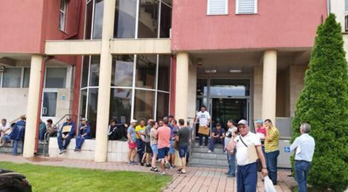 Singurul om care s-a solidarizat cu angajații lăsați pe drumuri, amenințat și cu cererea de concediu ruptă de șeful de sector! Protestele în fața sediului CEO continuă: ,,Rămânem în greva foamei!”