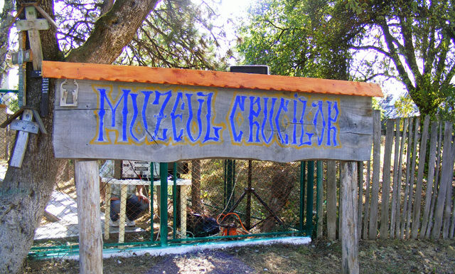 Accente noocratice la Muzeul Crucilor de la Măceşu (Târgu-Cărbuneşti) – ,,A plecat tăicuţa, casa e pustie /poarta e legată cu un lanț de fier/în grădină-s, Doamne, butucii de vie/ cumpăna fântânii se înalţă-n cer”!