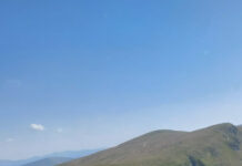 Jandarmii montani, intervenție la Rânca. Mașina unor turiști cehi, blocată într-o zonă dificilă după un derapaj