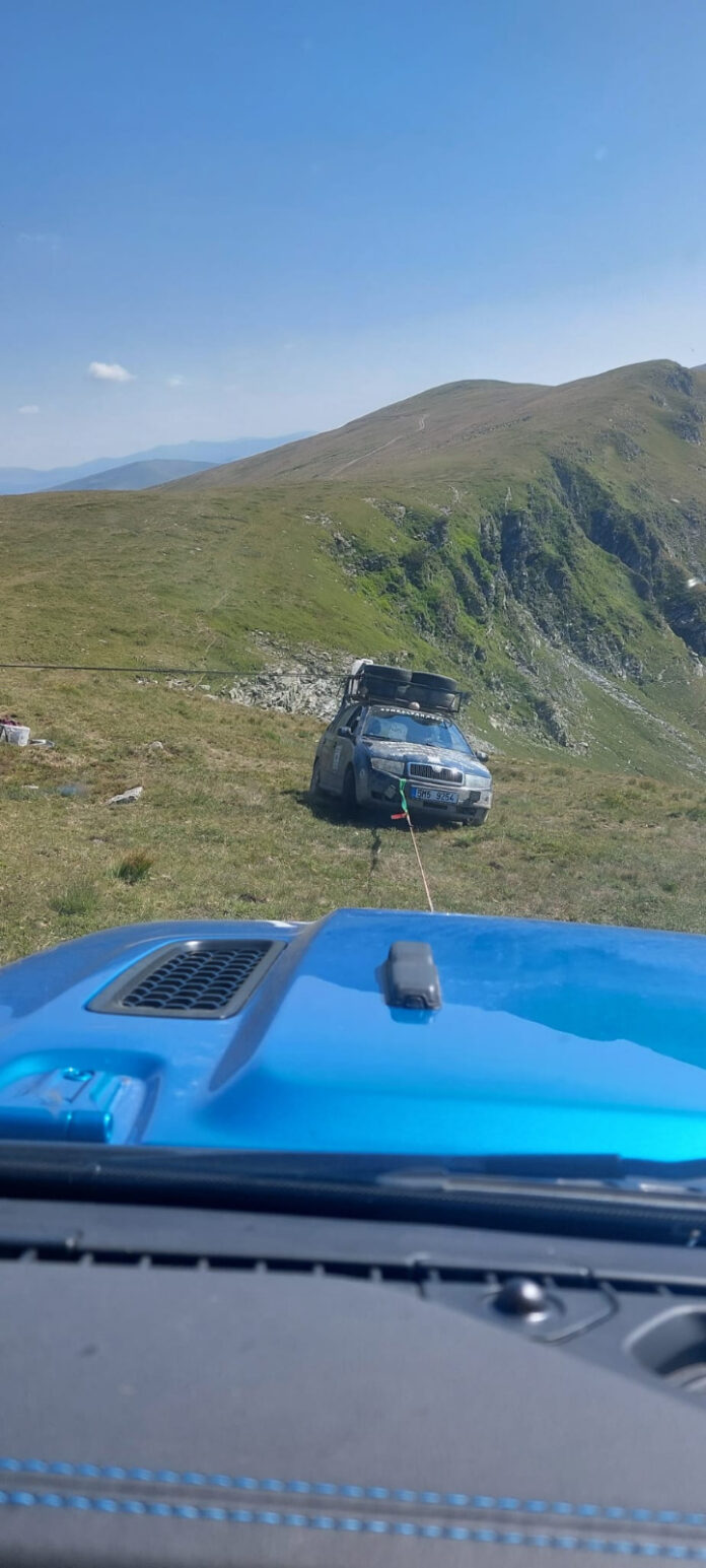 Jandarmii montani, intervenție la Rânca. Mașina unor turiști cehi, blocată într-o zonă dificilă după un derapaj