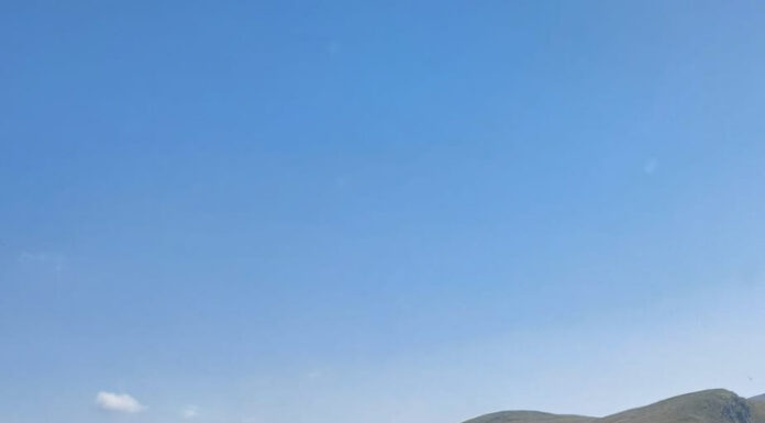 Jandarmii montani, intervenție la Rânca. Mașina unor turiști cehi, blocată într-o zonă dificilă după un derapaj