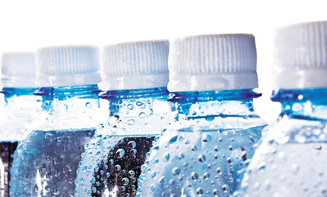 Caniculă! CEO cumpără apă minerală pentru angajați