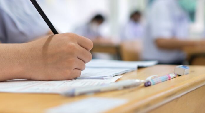 A intrat la liceu cu media 1.00!