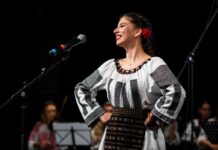 O gorjeancă, participantă la Festivalul Internațional de folclor ”Cântecul de dragoste de-a lungul Dunării”