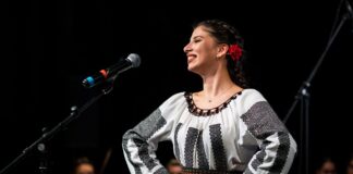 O gorjeancă, participantă la Festivalul Internațional de folclor ”Cântecul de dragoste de-a lungul Dunării”