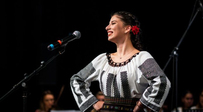 O gorjeancă, participantă la Festivalul Internațional de folclor ”Cântecul de dragoste de-a lungul Dunării”