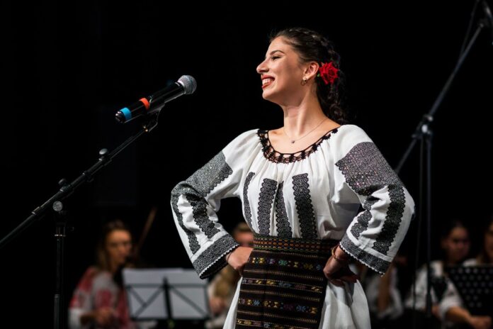 O gorjeancă, participantă la Festivalul Internațional de folclor ”Cântecul de dragoste de-a lungul Dunării”
