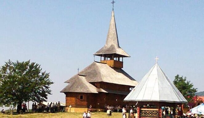 Sfântă Liturghie Arhierească la Hramul Mănăstirii Dobriţa – ,,Să-l cinstim pe Sfântul Ilie, cu multă dragoste, cu multă frică de Dumnezeu, şi să-i urmăm îndeaproape credinţa, mila şi jertfa, dar, în acelaşi timp, şi dreptatea…”!