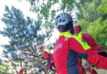 Persoană rătăcită pe munte. Doi alpiniști i-au auzit strigătul, iar salvatorii au localizat-o