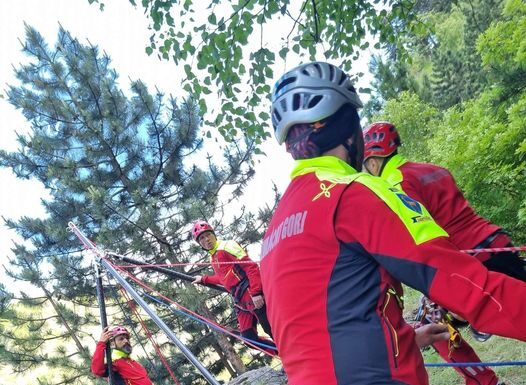 Persoană rătăcită pe munte. Doi alpiniști i-au auzit strigătul, iar salvatorii au localizat-o