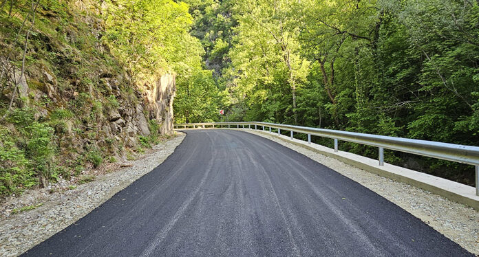 Încă doi ani se mai lucrează la drumul din Cheile Sohodolului!