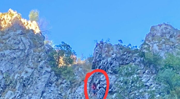 Persoană blocată pe un traseu de alpinism din Cheile Sohodolului
