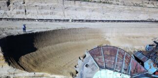 Excavator tras pe dreapta la Cariera Husnicioara