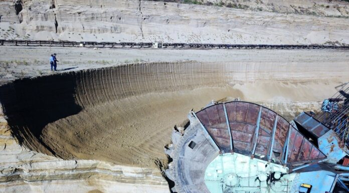 Excavator tras pe dreapta la Cariera Husnicioara