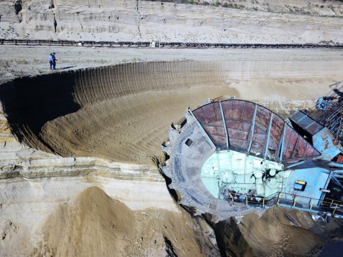 Excavator tras pe dreapta la Cariera Husnicioara