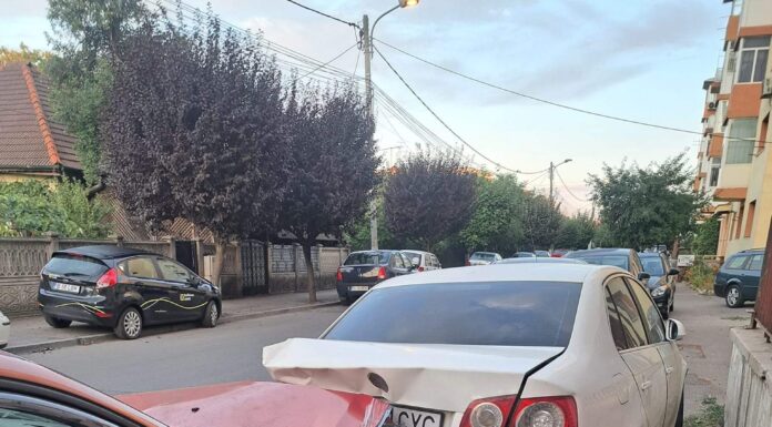 FOTO – Un tânăr beat și fără permis a lovit 7 mașini, pe strada Comuna din Paris din Târgu Jiu