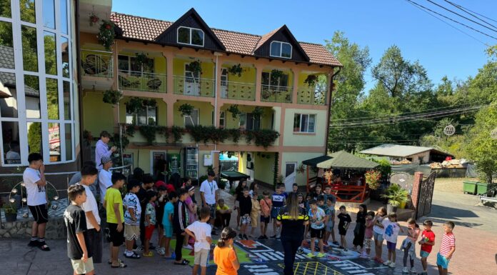 Polițiștii și jandarmii din Gorj, alături de elevi cu sfaturi și demonstrații