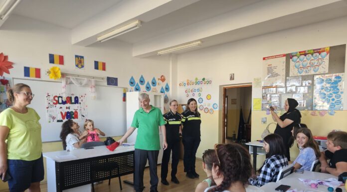 Polițiștii și specialiștii antidrog, la Școala de Vară de la Cornești. Activități preventiv-educative