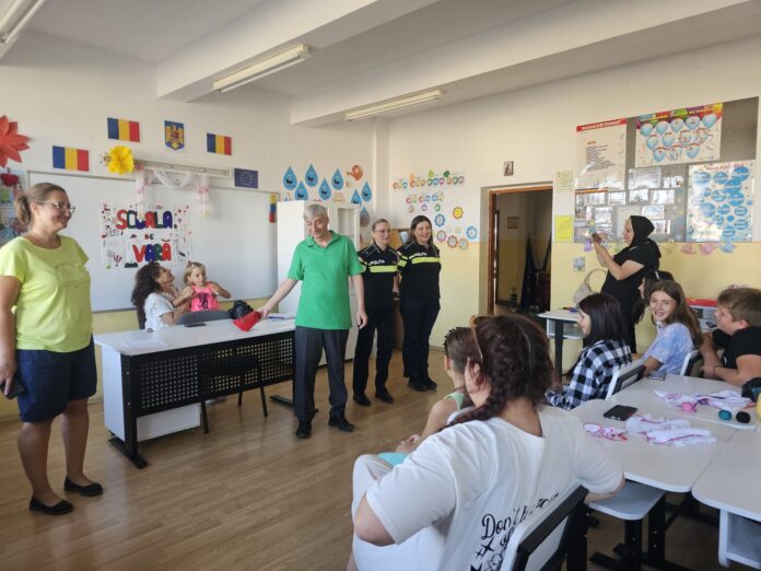 Polițiștii și specialiștii antidrog, la Școala de Vară de la Cornești. Activități preventiv-educative