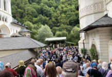 Enoriași din toate colțurile țării, la slujba de la Lainici!