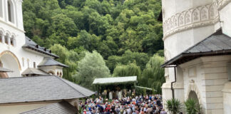 Enoriași din toate colțurile țării, la slujba de la Lainici!