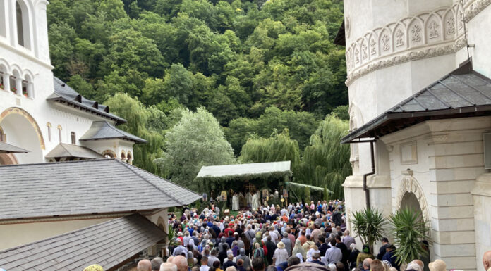 Enoriași din toate colțurile țării, la slujba de la Lainici!