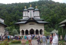 Mitropolitul Olteniei a oficiat Sfânta Liturghie la Hramul «Schimbarea la Faţă a Domnului», de la Mănăstirea Lainici, Gorj – ,,La această Sărbătoare a «Schimbării la Faţă», să fiţi binecuvântaţi că aţi ales această zi să veniţi la mănăstire, ca să vedem Schimbarea Mântuitorului Hristos”!