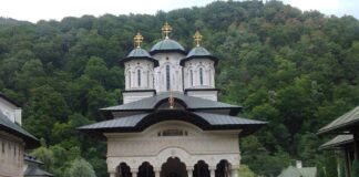 Mitropolitul Olteniei a oficiat Sfânta Liturghie la Hramul «Schimbarea la Faţă a Domnului», de la Mănăstirea Lainici, Gorj – ,,La această Sărbătoare a «Schimbării la Faţă», să fiţi binecuvântaţi că aţi ales această zi să veniţi la mănăstire, ca să vedem Schimbarea Mântuitorului Hristos”!