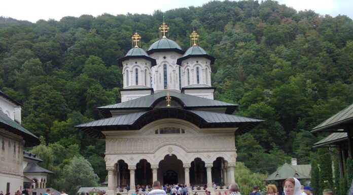 Mitropolitul Olteniei a oficiat Sfânta Liturghie la Hramul «Schimbarea la Faţă a Domnului», de la Mănăstirea Lainici, Gorj – ,,La această Sărbătoare a «Schimbării la Faţă», să fiţi binecuvântaţi că aţi ales această zi să veniţi la mănăstire, ca să vedem Schimbarea Mântuitorului Hristos”!