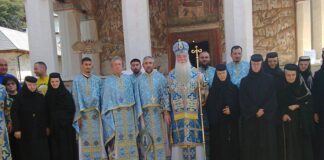 Preasfinţitul Nicodim a oficiat Sfânta Liturghie la Praznicul «Adormirea Maicii Domnului», de la Mănăstirea Polovragi, Gorj – ,,Maica Domnului se roagă înaintea Preaiubitului său Fiu, pentru noi toţi, dar, să aveţi credinţa că se roagă pentru dumneavoastră, care v-aţi ostenit ca să veniţi aici”!