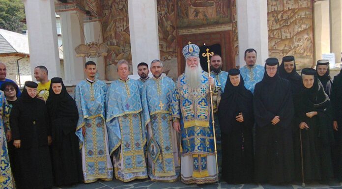 Preasfinţitul Nicodim a oficiat Sfânta Liturghie la Praznicul «Adormirea Maicii Domnului», de la Mănăstirea Polovragi, Gorj – ,,Maica Domnului se roagă înaintea Preaiubitului său Fiu, pentru noi toţi, dar, să aveţi credinţa că se roagă pentru dumneavoastră, care v-aţi ostenit ca să veniţi aici”!