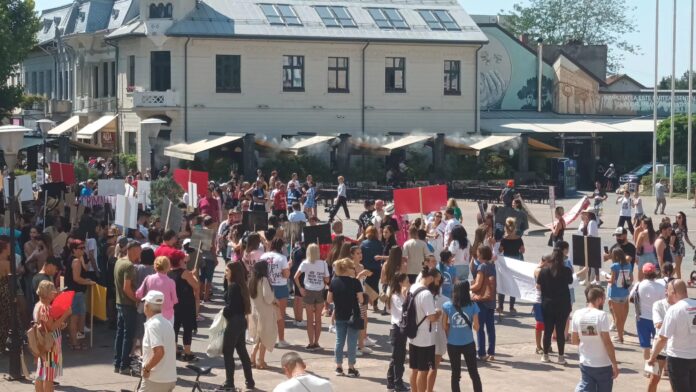 Proteste la Târgu Jiu pentru schimbarea legii care permite uciderea câinilor din adăposturi