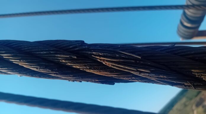 Probleme la o altă carieră a CEO. Cablul unui excavator riscă să se rupă