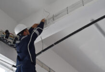 Electrician condamnat pentru furt de curent. Instalație improvizată în podul casei