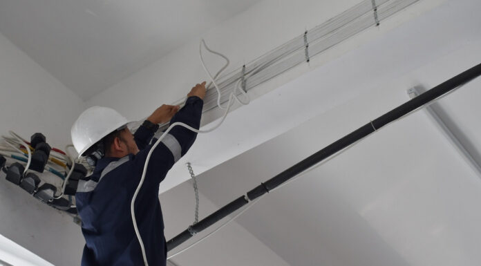 Electrician condamnat pentru furt de curent. Instalație improvizată în podul casei