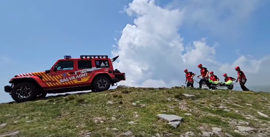 Femeie, cu traumatism cranian, găsită și salvată de pe munte