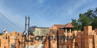 Casă reconstruită de la zero pentru o mamă cu trei copii