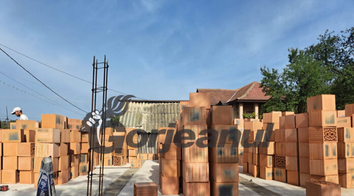 Casă reconstruită de la zero pentru o mamă cu trei copii