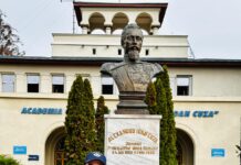 El este Ionuț din Crasna. Este pasionat de folclor și este student la Academia de Poliție București