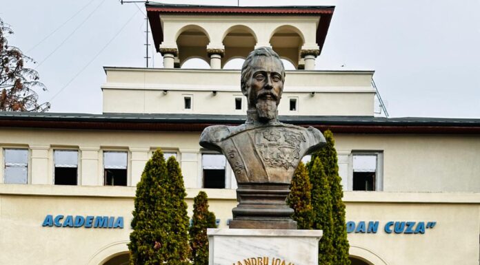 El este Ionuț din Crasna. Este pasionat de folclor și este student la Academia de Poliție București