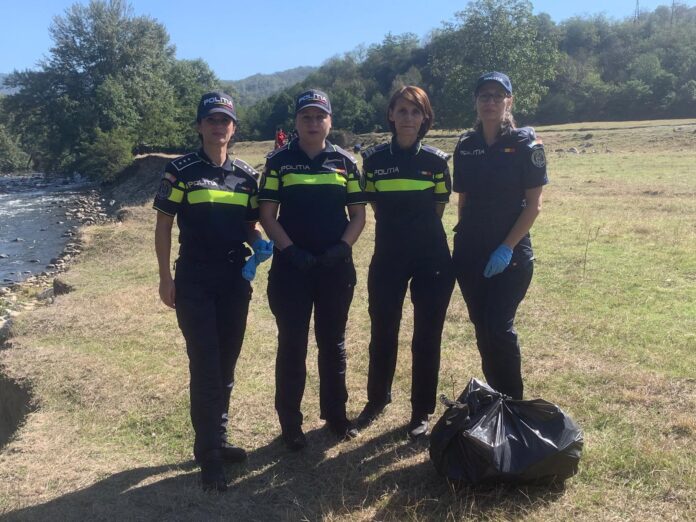 Foto: Polițiștii gorjeni s-au alăturat campaniei „Let’s do it, Romania!”