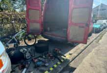 Doi gorjeni, reținuți pentru furt