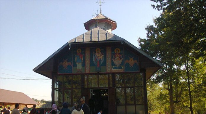 Sfântă Liturghie Arhierească la resfinţirea Bisericii cu hramul «Sfântul Ier. Nicolae» din Parohia Celei, Filia Racoţi, Protoieria Târgu-Jiu Nord – ,,Biserica este «Casa» în care noi Îl întâlnim pe Dumnezeu, este lăcașul în care noi ne simțim în «vizită» la Dumnezeu, unde El ne așteptă întotdeauna”!