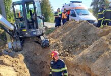 FOTO/VIDEO, Stoina: Bărbat prins sub un mal de pământ