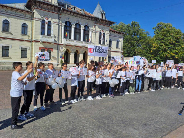 Primul marș antidrog de la Târgu Jiu. 100 de elevi și profesori au participat