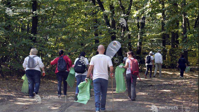 Gorj: Șeful CJ și prefectul, la curățenie, în Defileul Jiului