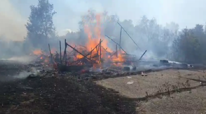 FOTO/VIDEO| Explozie la Cătunele. Au încercat să transfere gazul în altă butelie. Doi bărbați răniți grav