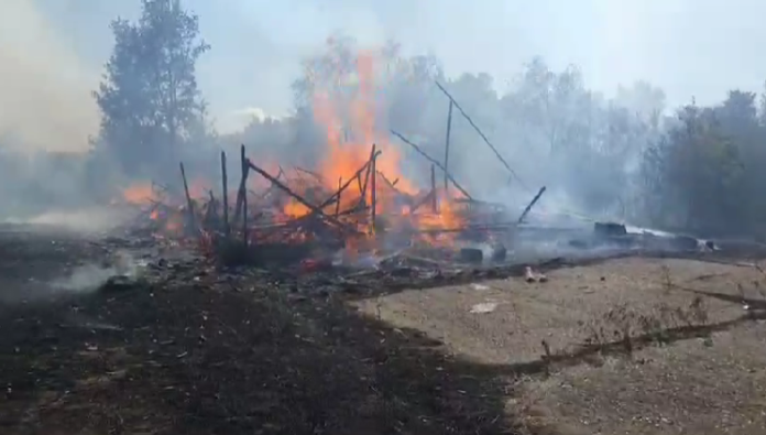 FOTO/VIDEO| Explozie la Cătunele. Au încercat să transfere gazul în altă butelie. Doi bărbați răniți grav